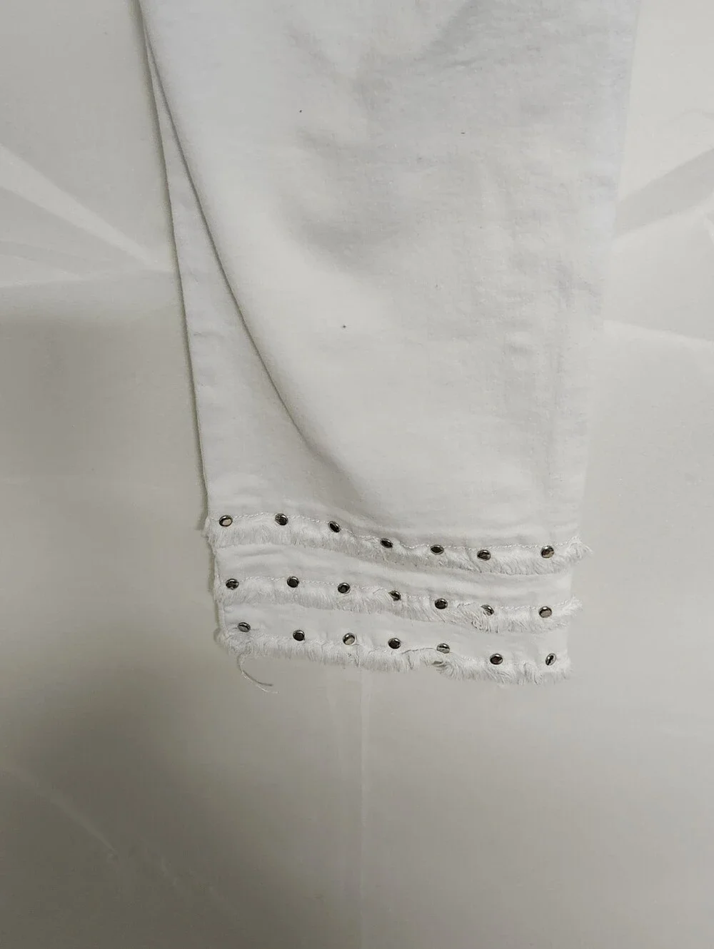 Eshly White Cropped Stud-Hem Ankle Pants - Women's - Picture 6 of 6